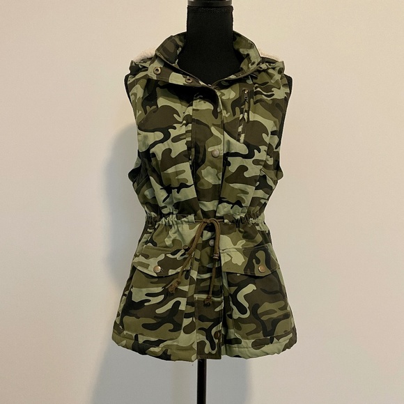 Faux Fur Vest, Green Camo, EUC, Size L, Fur lined - Picture 1 of 13